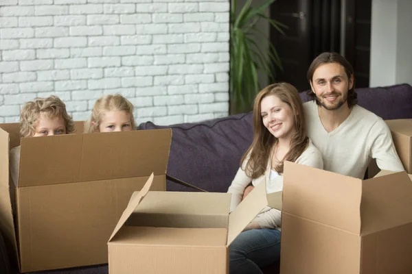 Glückliche Familie mit Kindern und Kisten am Umzugstag, Portrait — Stockfoto