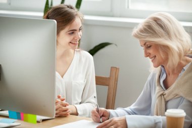 Üst düzey kadın istemci gülümseyen Yöneticisi'nde ile sözleşme imzalama