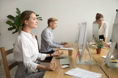 Ofis Masası ile çalışma, meditasyon sakin mutlu işkadını 