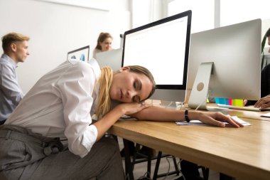 Yorgun ya da bıkkın kadın çalışan Office işyerinde uykuda yalan