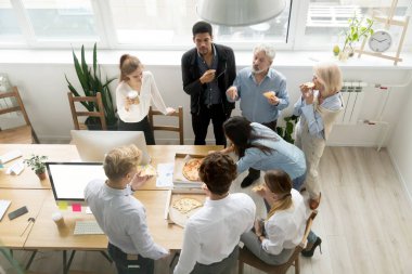 Pizza birlikte office, üstten görünüm yemek çeşitli iş takım