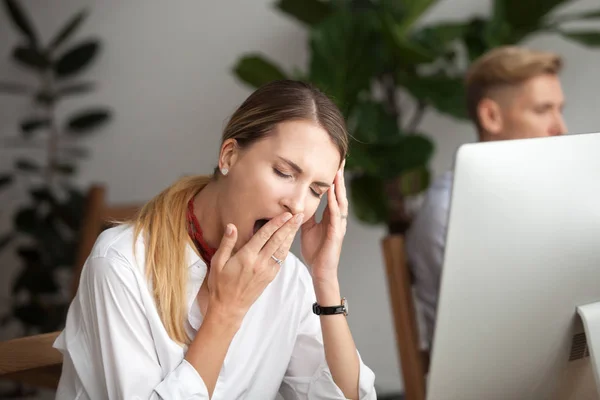 Gelangweilte müde Geschäftsfrau gähnt am Arbeitsplatz Gefühl Mangel an s — Stockfoto