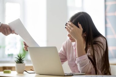 Hayal kırıklığına uğramış kadın işçiye duygu üzgün görevden alma değil