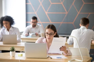 Coworking grafikleri ile laptop çalışma işkadını odaklı