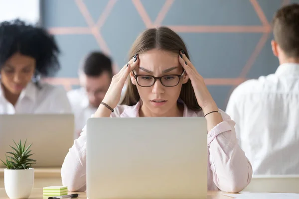 Gestresste Studentin besorgt über schwierige Online-Aufgabe beim Schoßgucken — Stockfoto