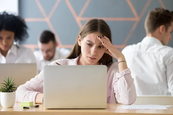 Frustrierte gestresste Frau verärgert über Online-Problem — Stockfoto