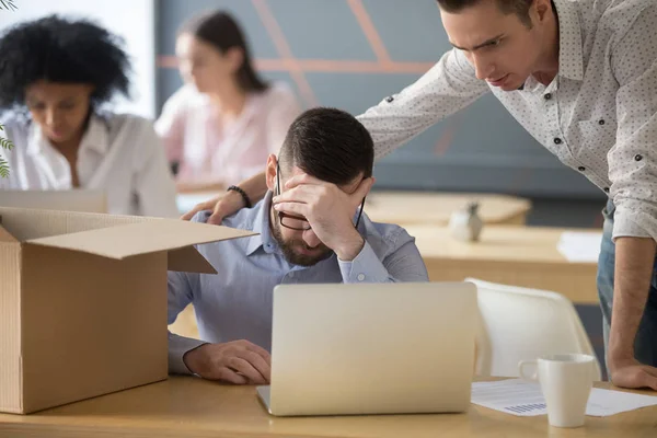 Kollege, der depressiven Mitarbeiter unterstützt, wurde gefeuert — Stockfoto