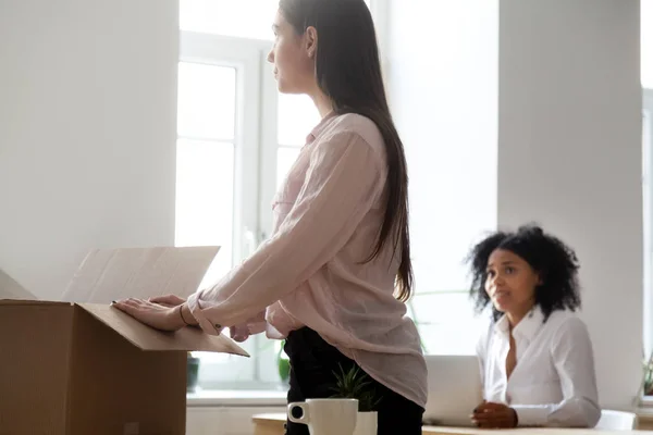 Sad sparken eller ogillade kvinnlig anställd packbox i office — Stockfoto