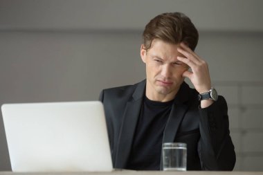 Endişeli işadamı şirket cris nedenleri anlamaya çalışan