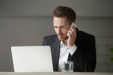 Mali sorunları telefonda tartışırken CEO'su konsantre