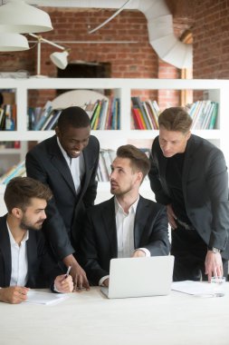 Brifing grubuna faaliyet raporu açıklayan grup lideri