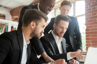 Artan gelir meslektaşlarına sunulması erkek company yönetici