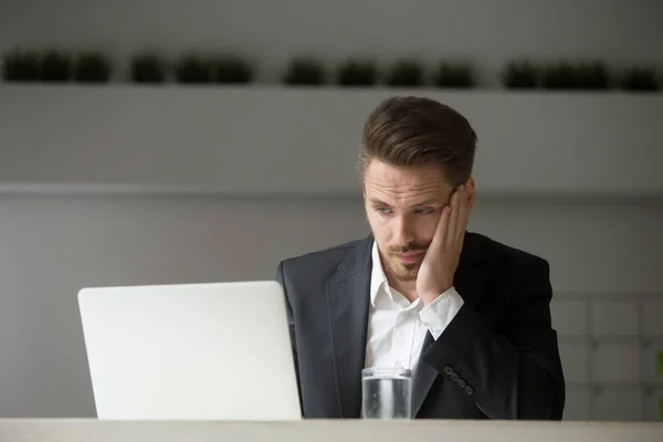 Απογοητευμένοι επιχειρηματίας διαβάζοντας ειδήσεις σχετικά με την κρίση η εταιρεία σε φορητό υπολογιστή — Φωτογραφία Αρχείου
