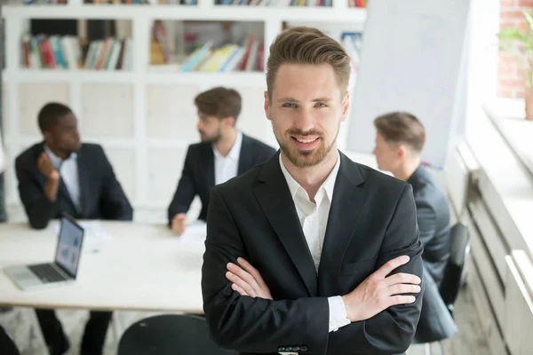 Líder sonriente del equipo mirando la cámara en la sesión informativa — Foto de Stock