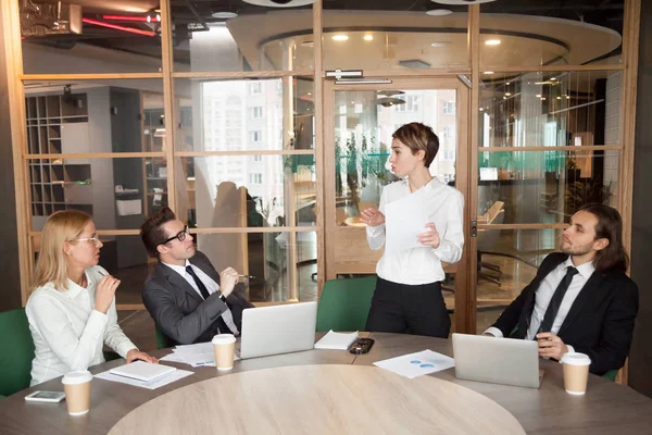 Affärskvinna presentera dokument eller talar om business res — Stockfoto