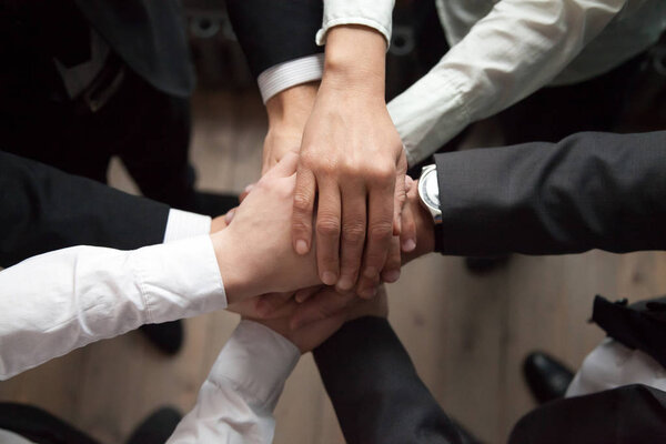 Мотивированные бизнесмены объединяют усилия, доверяют и поддерживают
 