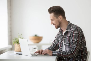Online bize iletişim dizüstü bilgisayarda çalışma gülümseyen adam serbest meslek