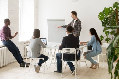 Çalışanların iş için sunu ciddi rahat iş adamı