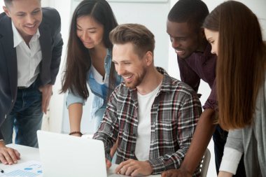 Mutlu çok etnik gruptan oluşan ekip tarafından online sonuç lapt seyir heyecanlı
