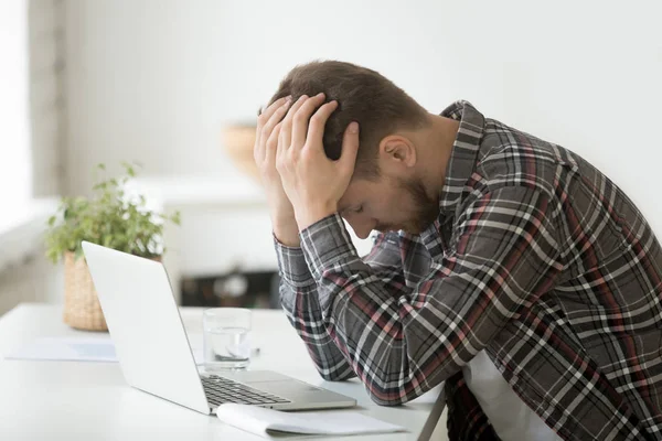 Gefrustreerd depressieve man geschokt door online faillissements- of voorraad d — Stockfoto