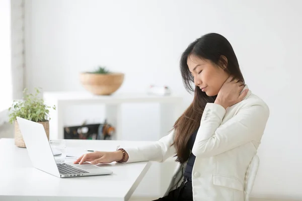 年轻的亚裔女商人在久坐后感到颈部疼痛计算机 — 图库照片
