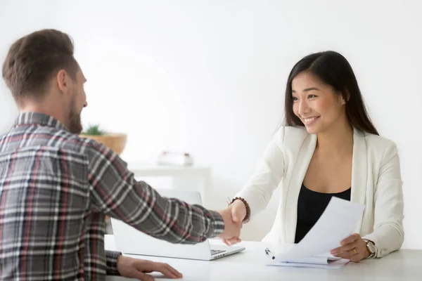 Glimlachende zakenvrouw in Aziatische handshaking zakenman huren of si — Stockfoto