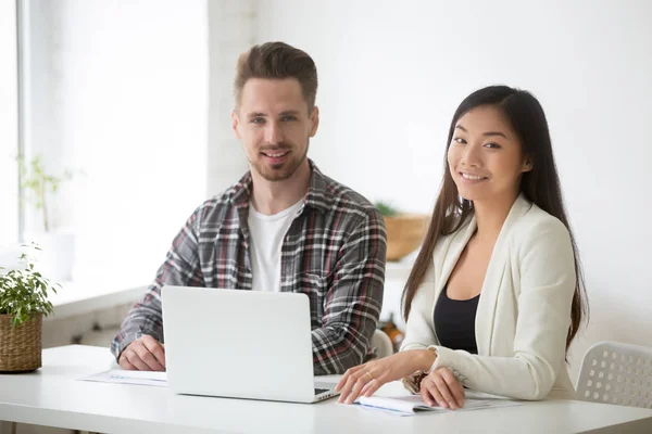 Smiling young asian businesswoman and caucasian businessman prof — Stock Photo, Image