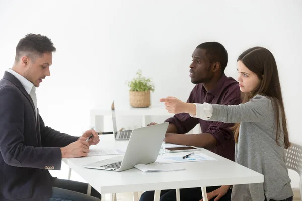 Wütende junge Geschäftsfrau feuert verärgerten Geschäftsmann — Stockfoto