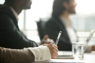 Toplantıda, closeup görünümü notları yapma kalem tutan el