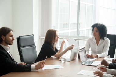 Aldatılmak memnun işkadını hakkında kötü sözleşme savunarak bir