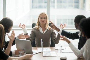 Kadın patron stresli ofiste meditasyon aşağı sakinleştirici dikkatli 