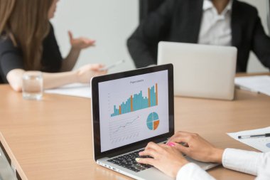 Afrika işkadını çalışma ile mali grup toplantısında dizüstü bilgisayar ekranında istatistik analiz grafikleri online, iş yazılım veri analizi, proje yönetimi kavramı, closeup görünümü için grafikler