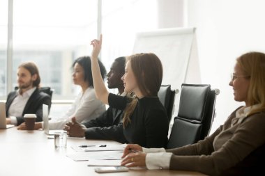 Meraklı işkadını grup toplantı voti de el yükselterek gülümseyen