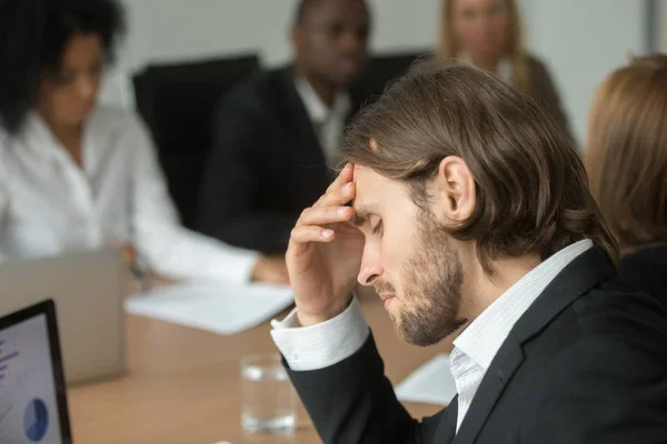 Frustrado hombre de negocios cansado que tiene dolor de cabeza fuerte en diversas t — Foto de Stock