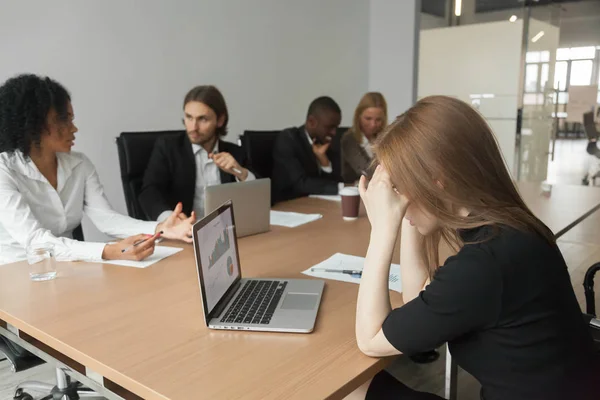 Seriöse Geschäftsfrau über Projektstatistik verwirrt — Stockfoto