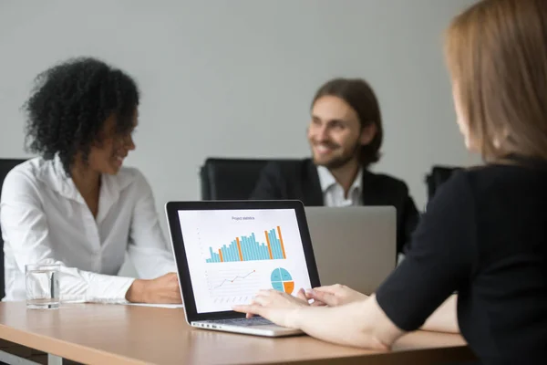 Empresaria que trabaja con estadísticas de proyectos preparando informe a —  Fotos de Stock