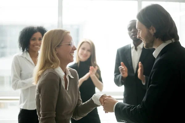 Jefe apretón de manos gratificante empleada femenina felicitando con p — Foto de Stock