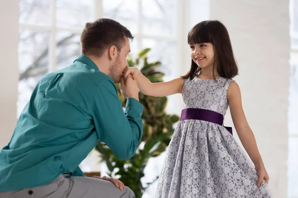 Adorabile bambina che fa inchino, guardando il padre . — Foto Stock