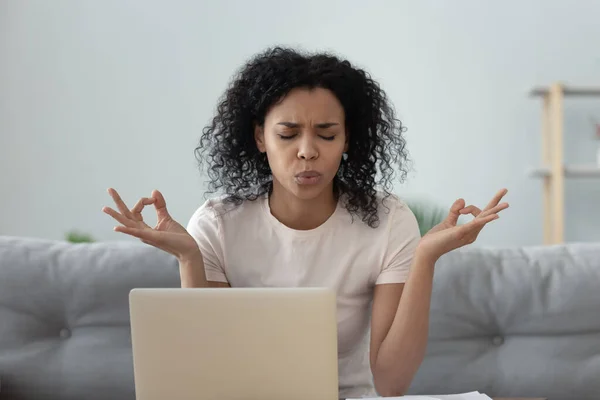 Focalizzato donna africana americana meditando respirazione profonda — Foto Stock