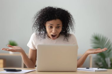 Şok olmuş melez kız inanılmaz internet haberleriyle şaşkına döndü.