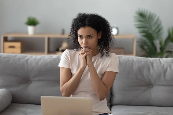 Pensiv svart flicka upptagen med att tänka arbetar på laptop — Stockfoto