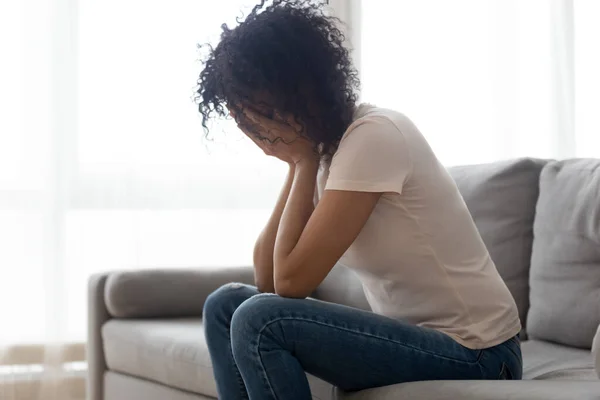 Стресована чорна жінка плаче з особистими проблемами — стокове фото