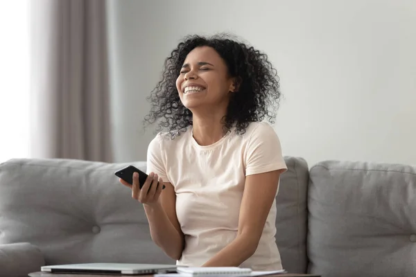 Mulher negra super feliz se sentir animado com mensagem de celular — Fotografia de Stock