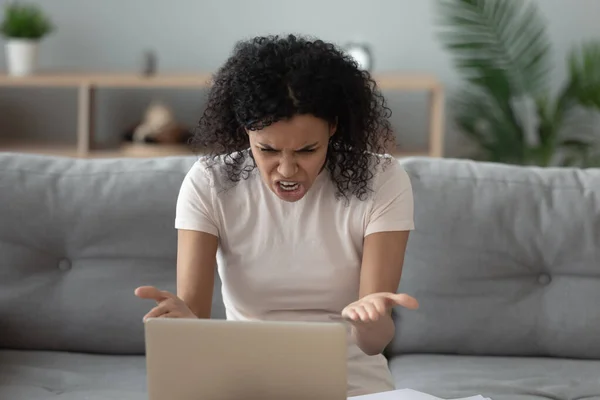 Божевільна жінка кричить, що має проблеми з ноутбуком — стокове фото
