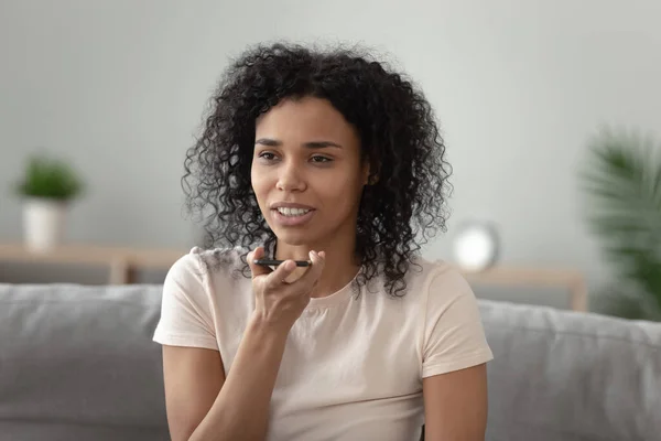 Jonge Afrikaanse Amerikaanse vrouw praten op mobiele telefoon met behulp van speakerphone — Stockfoto