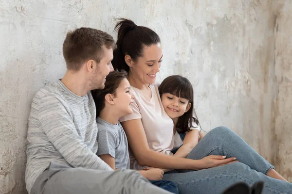 Vreugdevolle liefdevolle ouders knuffelen lachende kinderen broers en zussen. — Stockfoto