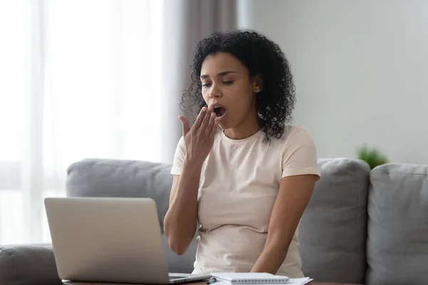 Exhausted black woman yawn overwhelmed with laptop work — Stock Photo, Image