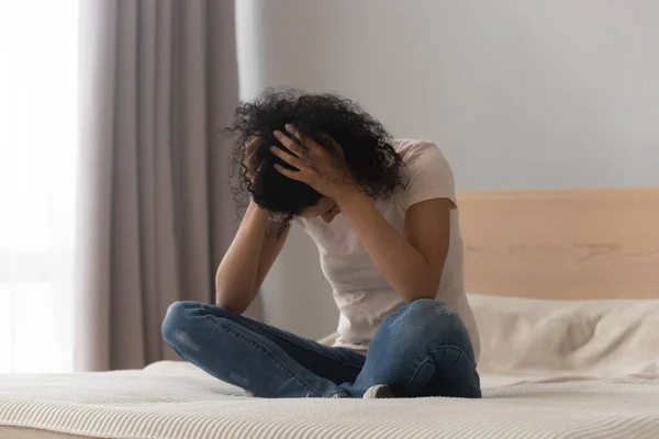 Depressief zwart meisje zitten op bed met het leven problemen — Stockfoto