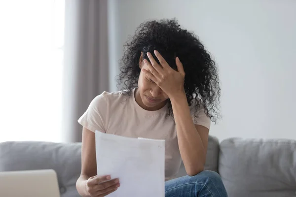 Upset black woman read bad news in correspondence letter — Stock Photo, Image