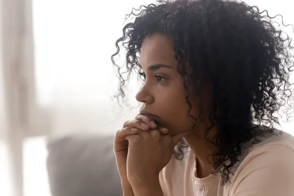 Close up de mulher negra pensativa pensando ter problemas de vida — Fotografia de Stock